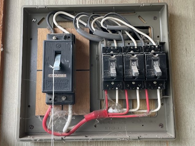 単相2線式の分電盤（メインブレーカーに黒と白の2本の線が入っている）