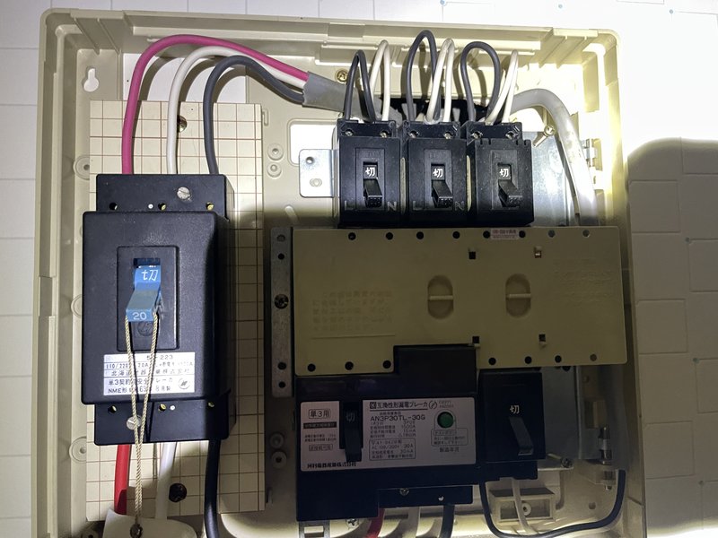 単相3線式の分電盤（メインブレーカーに赤白黒の3本の線が入っている）