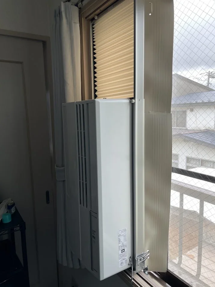 窓用エアコン設置完了 側面