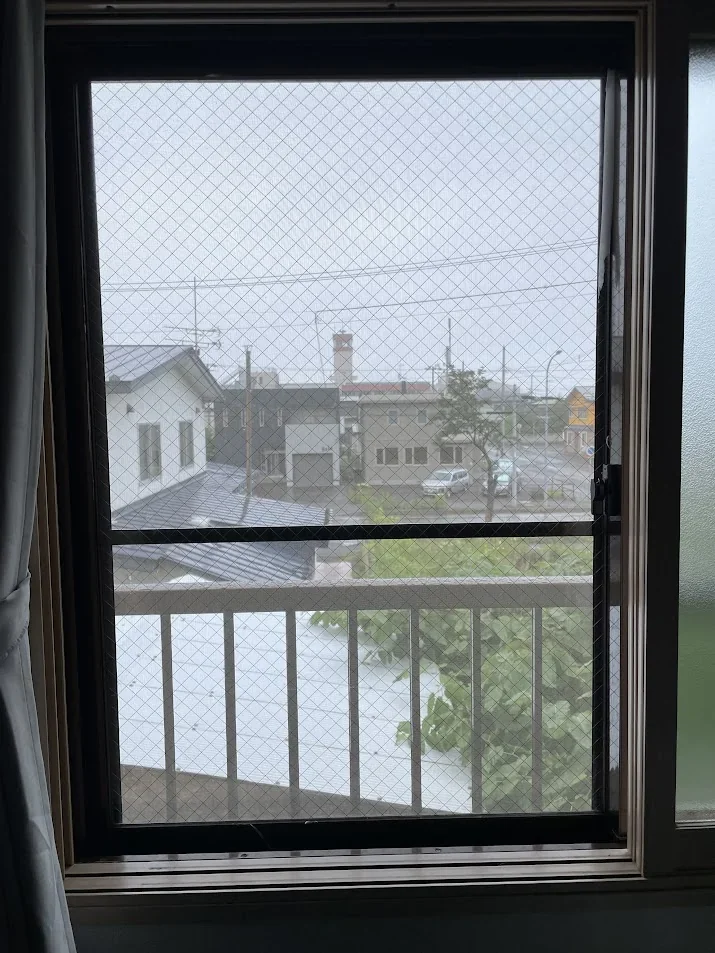 網走市南 窓用エアコン取付前の窓