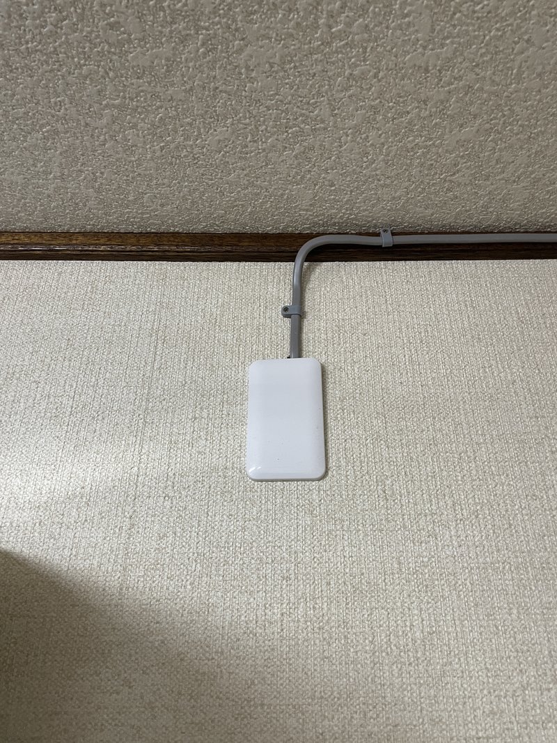 遠軽町 施工後：1階洋室の三菱室外機（50cm二段架台に据付・化粧カバー付き）