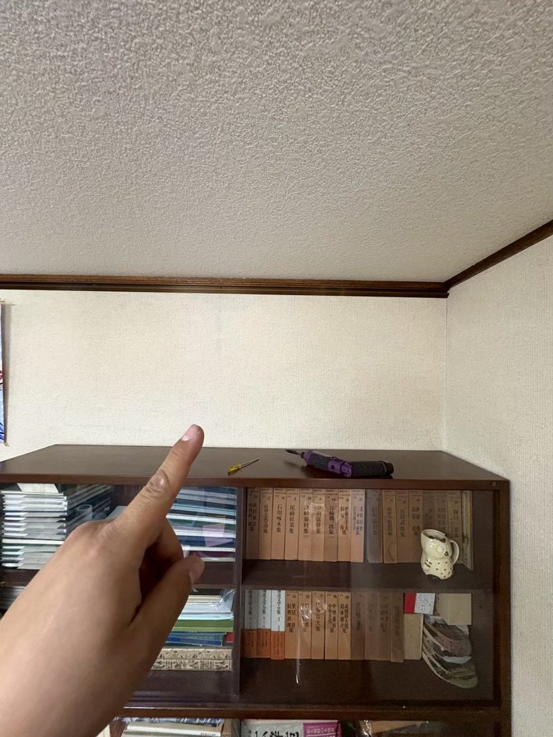 遠軽町 施工前：1階洋室の取付位置を打ち合わせ (本棚の上・室内機取付検討中)