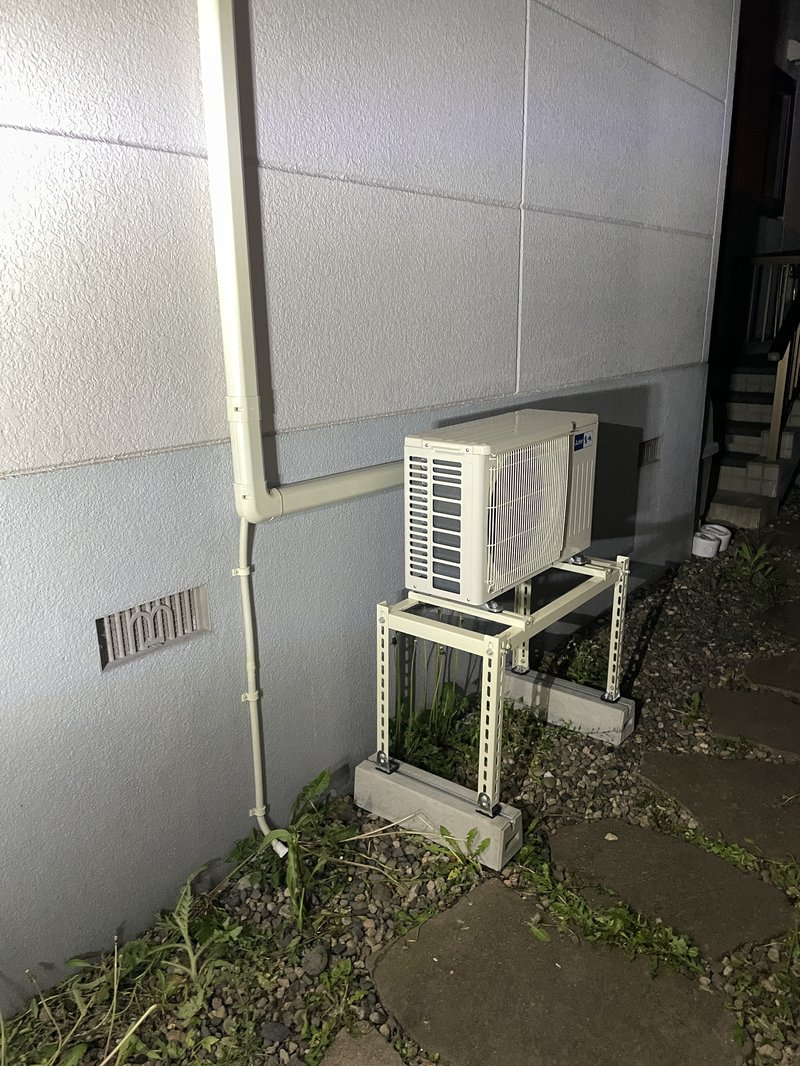 遠軽町 施工後：架台に据えた室外機と配管ラインの完成状態