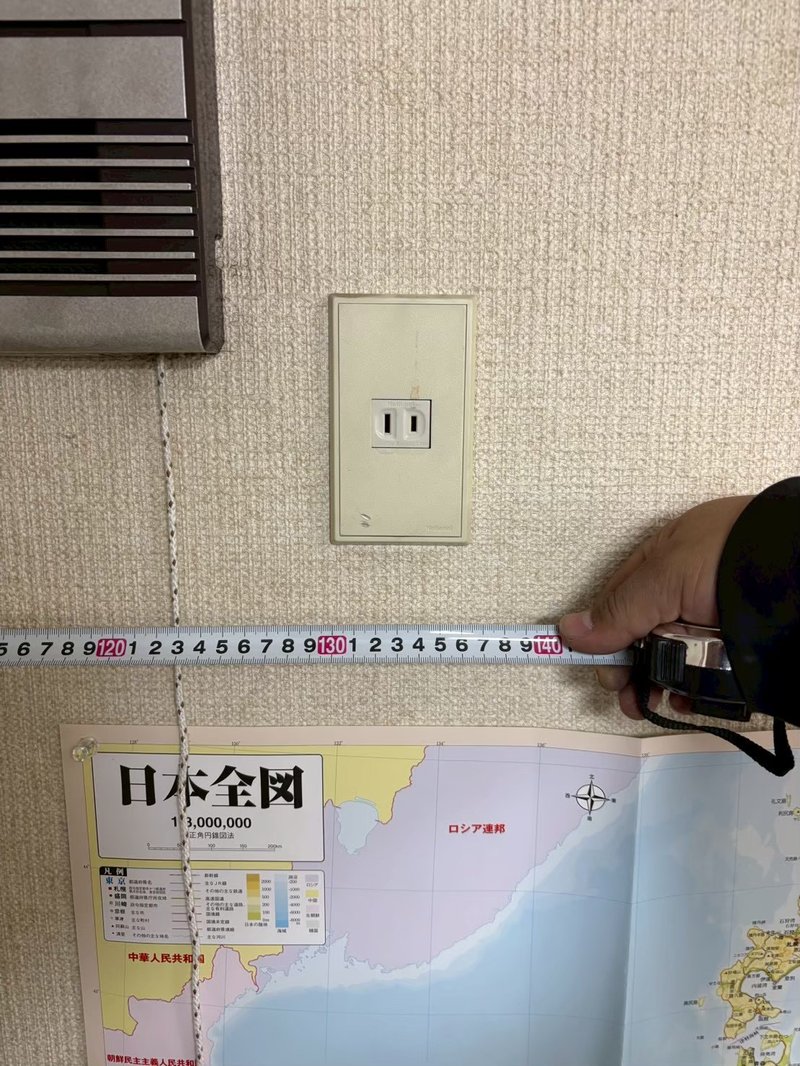 遠軽町 事前調査：1階洋室に設置する三菱電機 霧ヶ峰 MSZ-GE2825-W の梱包を到着時に確認