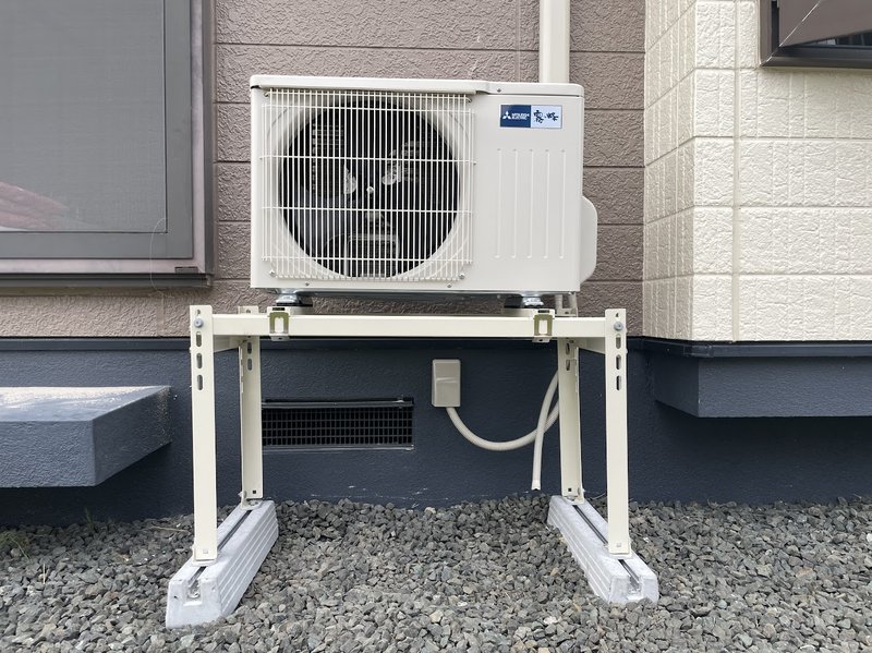 北見市中央三輪 屋根付き据置金具に設置完了した三菱室外機