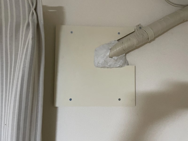 北見市春光町 木板で配管穴を仕上げた室内側