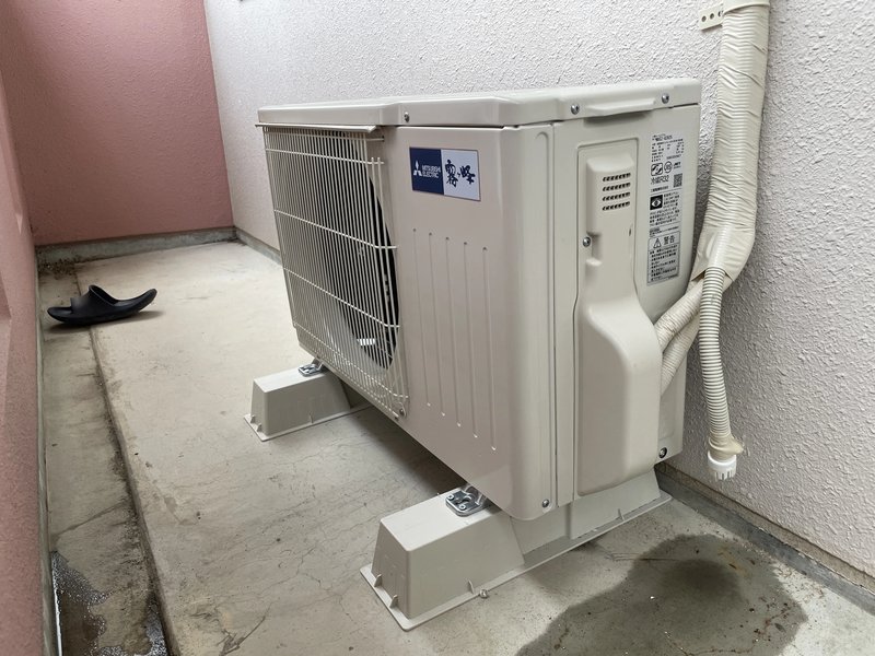 北見市春光町 ベランダに室外機設置完了（プラブロック）