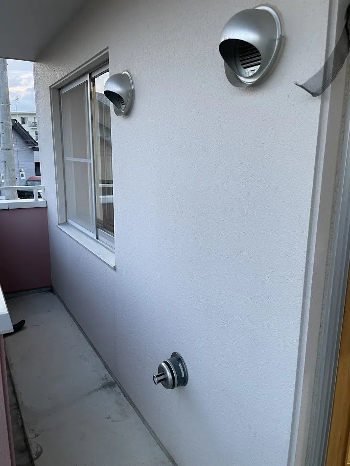 北見市春光町 ベランダ外壁・換気口（施工前）