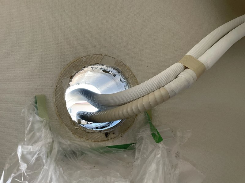 北見市春光町 換気口撤去後にエアコン配管を通す工程