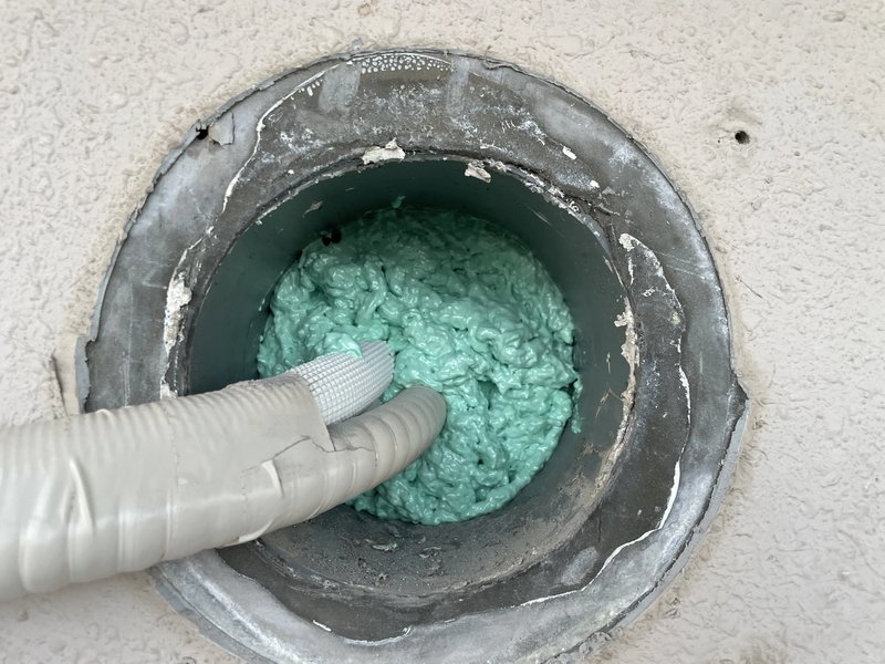 北見市春光町 配管穴をウレタンフォームで気密・防水処理