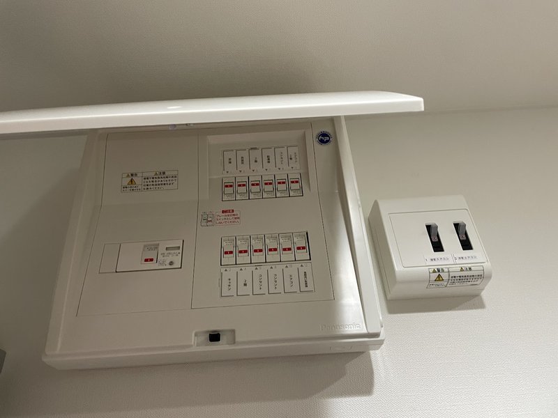 小清水町 完成：分電盤カバー閉じた全景と、右横に増設したエアコン専用ブレーカーボックス（寝室エアコン／洋室エアコン）