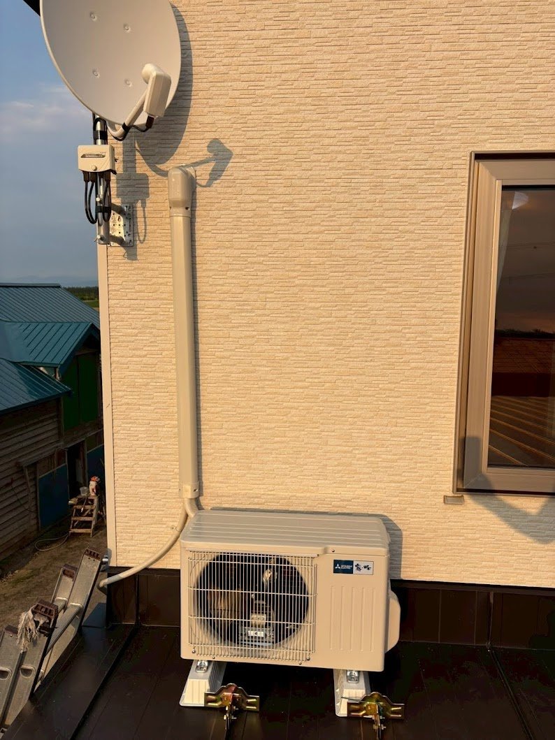 小清水町 完成：寝室 三菱GVスタンダード の室外機を1階の屋根上に設置し、雪止め金具で足元を強風固定