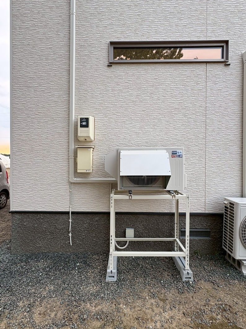 小清水町 完成：子供部屋 三菱ズバ暖の室外機を2段架台で持ち上げ、防雪フードで冬の吹雪から保護
