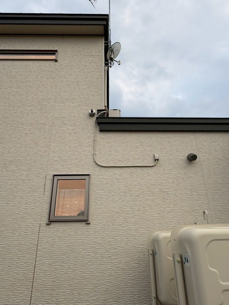 小清水町 完成：寝室ルート・お風呂上から外壁に穴を開け、寝室まで電線保護管で配線を通したU字化粧カバー