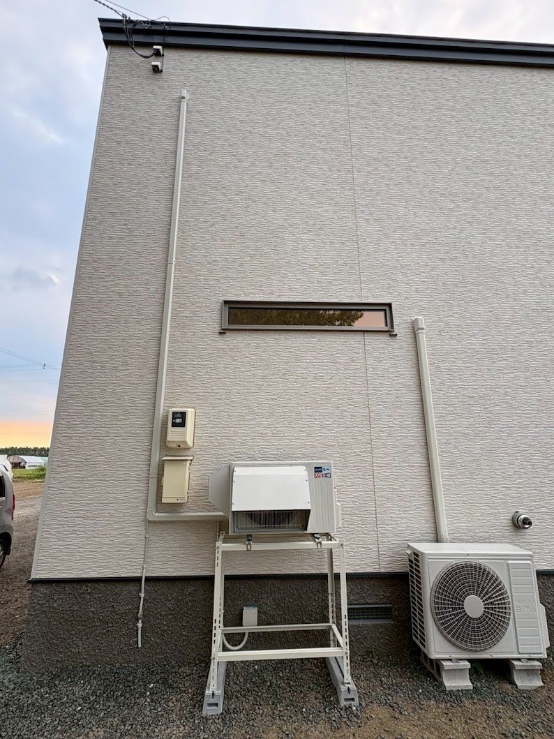 小清水町でエアコン2台同時新設 完成 寝室GVスタンダードと子供部屋ズバ暖 別ルート隠蔽配線 2段架台＋防雪フード