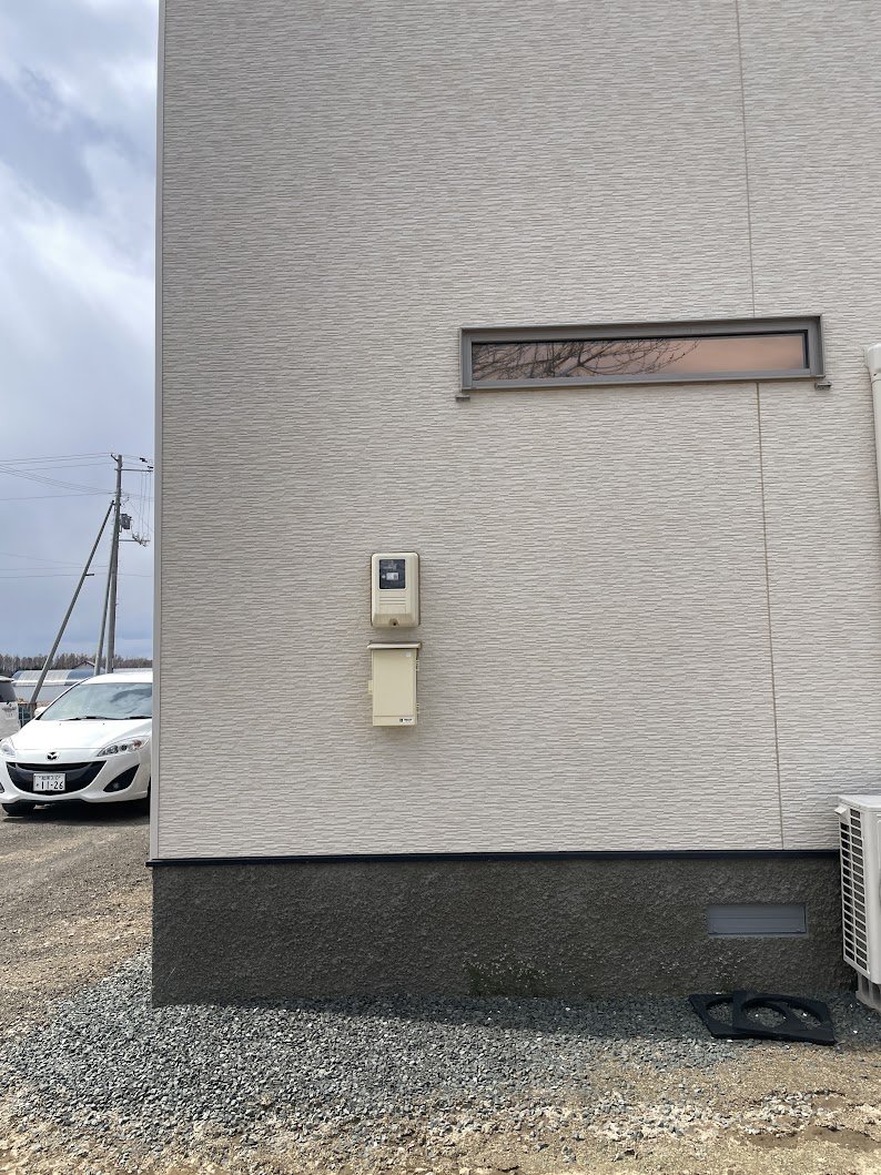 小清水町 施工前：子供部屋側の外壁全景（電気メーター・エアコン配管や室外機はまだなし）