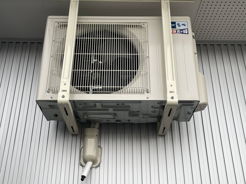 訓子府町 施工後：軒天に天吊りされた三菱ズバ暖の室外機 (上から見下ろし)