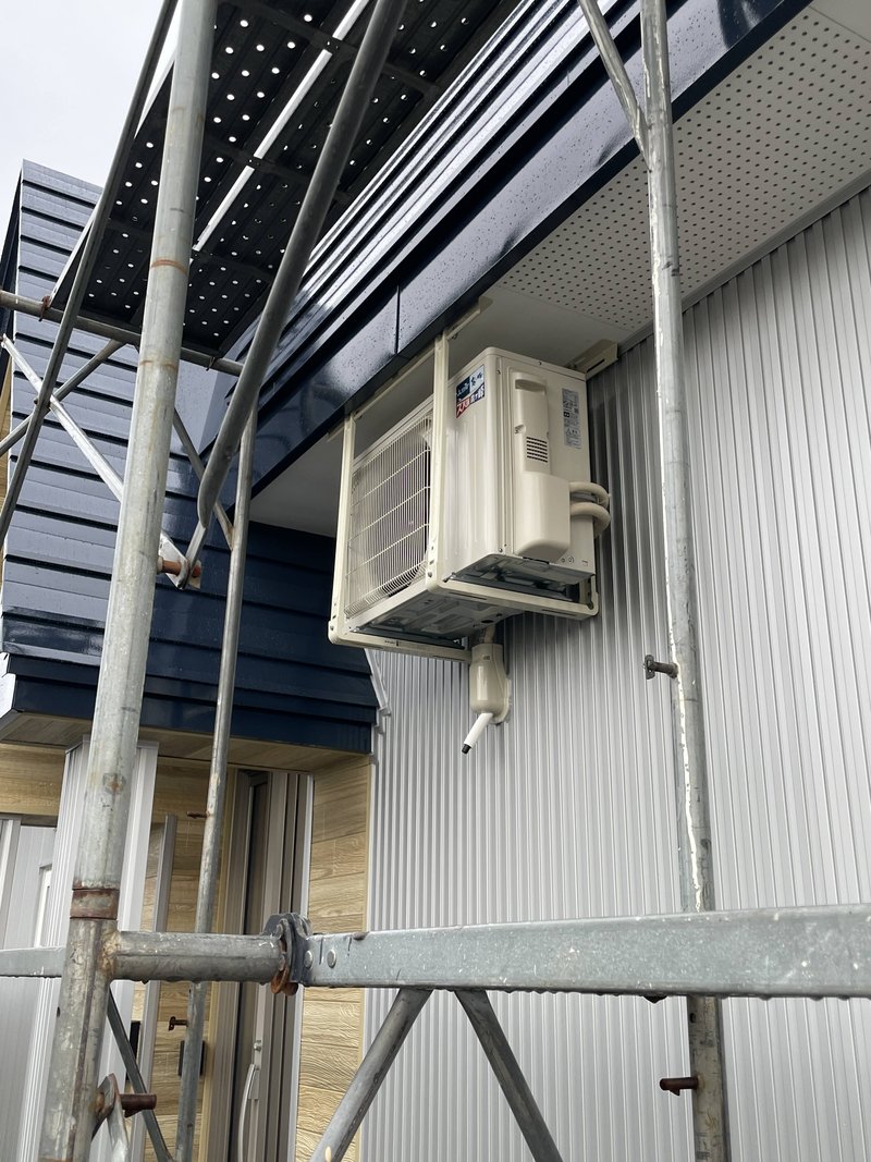 訓子府町 軒天天吊りで設置された三菱ズバ暖の室外機全景 (外壁無傷)