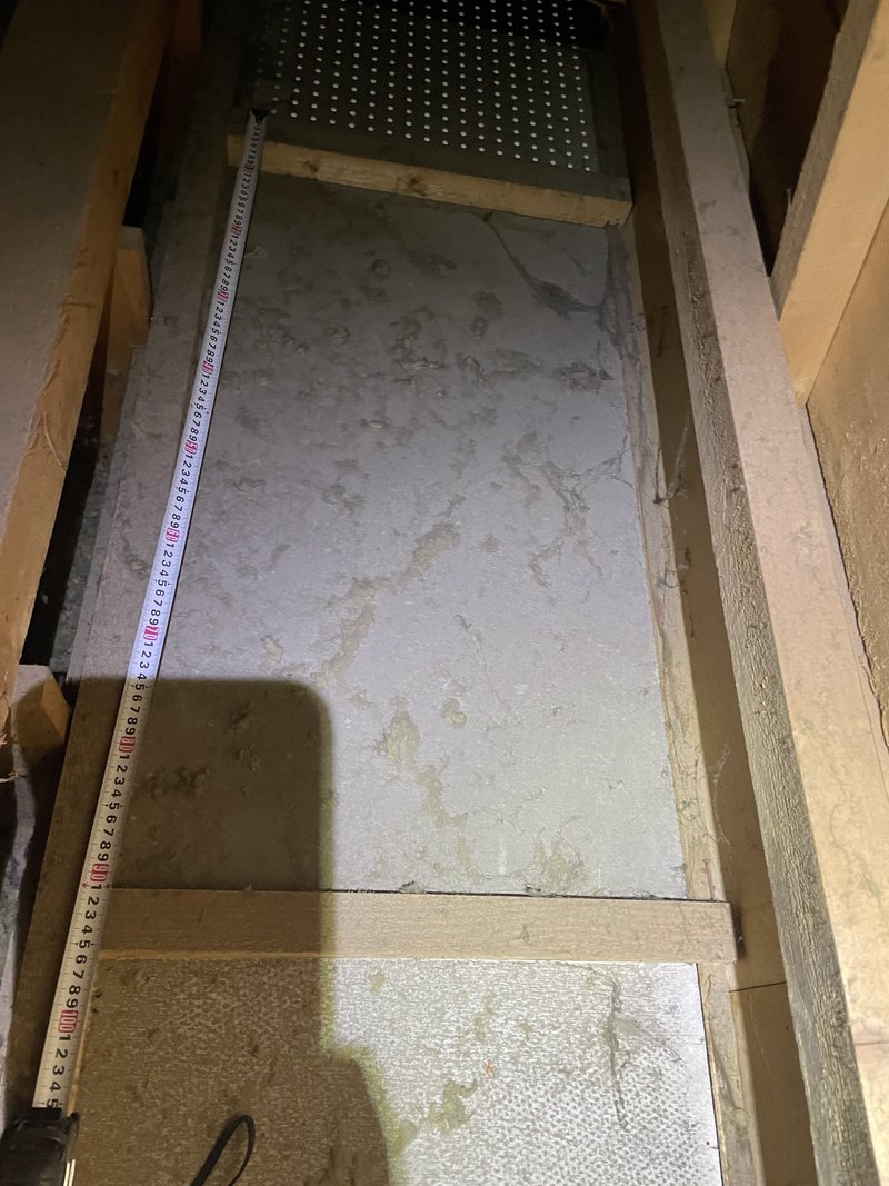 訓子府町 軒天裏 (屋根裏) で吊りボルト用木下地造作のための構造調査・寸法計測