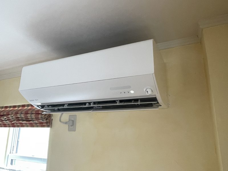 完成：入れ替え後の三菱電機 霧ヶ峰の室内機を斜め下から見たところ。左下に増設した200Vコンセントが見える