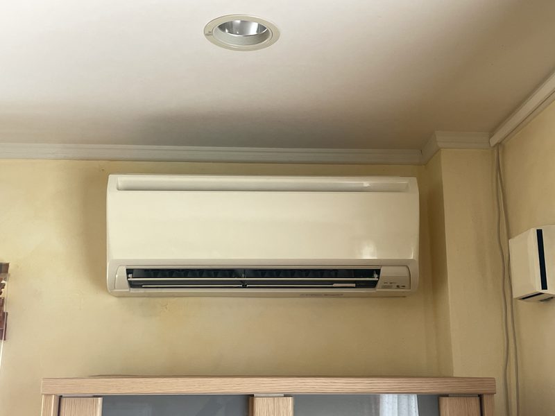 入れ替え前：約20年前の新築時から使われていた既設エアコンの室内機。本体が黄ばみ、今年に入って全く冷えなくなっていた