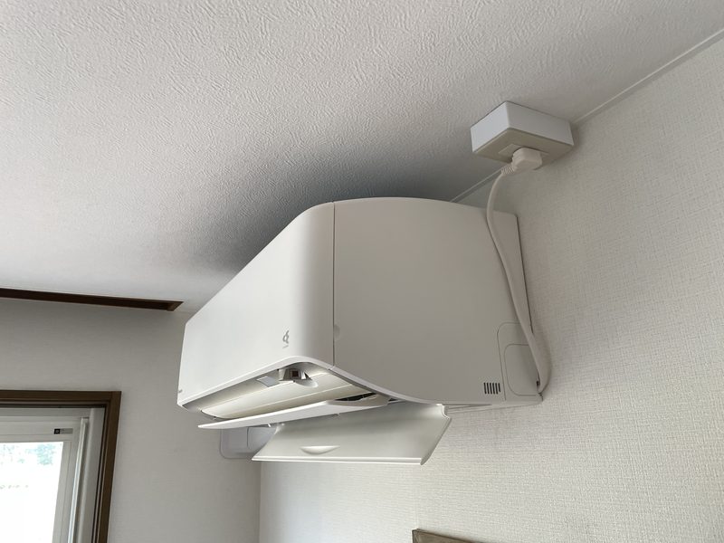 完成：天井裏から下ろした電源をボックスを介して室内機へ接続。壁面に配線モールを這わせずに済んだ