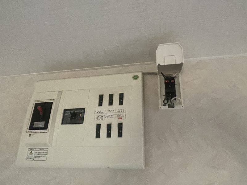 完成：既設分電盤の横に増設したブレーカーボックス。空きが無い分電盤に箱を足して専用回路を確保した