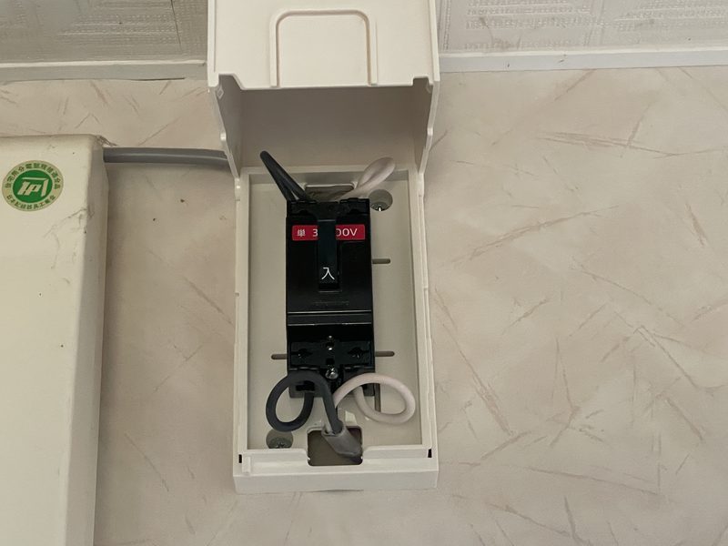 完成：増設ボックス内のエアコン専用ブレーカー（200V）。ブレーカー1個を追加して専用回路を新設