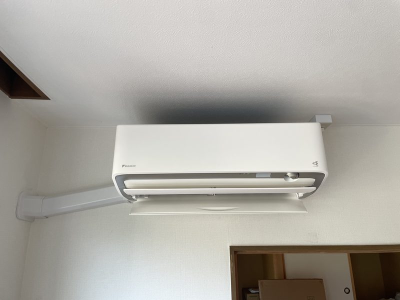 施工後：同じ壁面に設置したダイキン寒冷地モデルの室内機。冷媒配管は化粧カバーで左側の壁面へ通して屋外へ