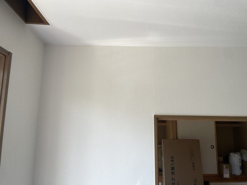 施工前：室内機を取り付ける居間の壁面（エアコン・コンセント・配線ともになし、右手は隣室に続く間口）